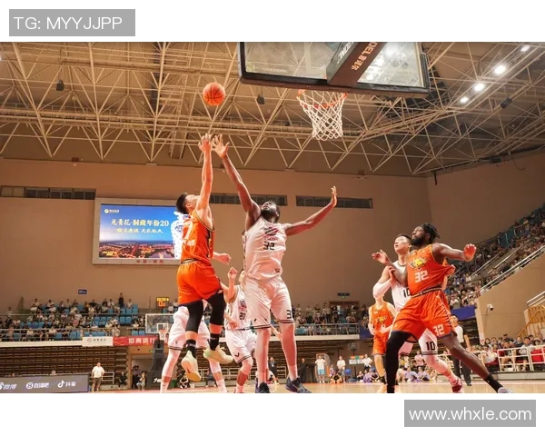 杨瀚森跟进高高跃起 空中接力双手暴扣