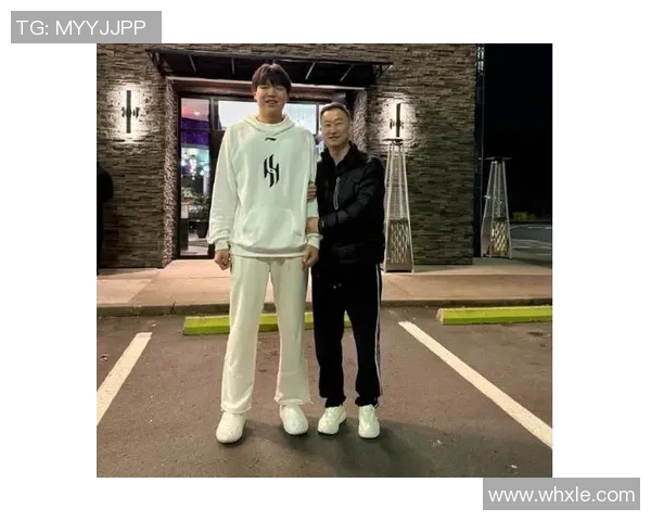 开拓者还有熟人！刘维伟与里斯赛前“热聊” 青岛连续保留优先续约权