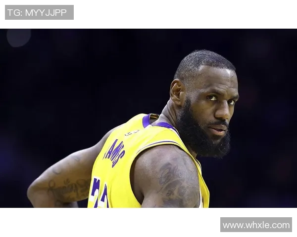 詹姆斯运球被抢断 怀特反击上篮轻松打进