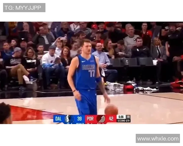 东契奇吊传内线 海斯下顺起飞暴扣