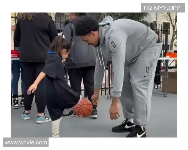 哈珀运球逗小女孩 最后被小朋友用脚严防